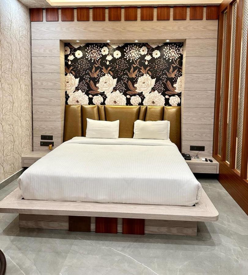 Royal Heritage Hotel & Resort Ayodhya Esterno foto
