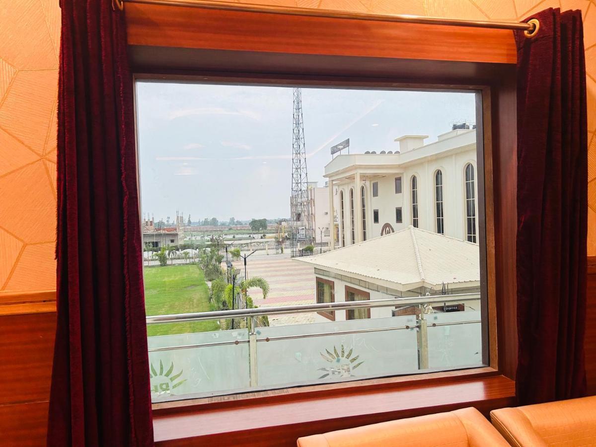 Royal Heritage Hotel & Resort Ayodhya Esterno foto