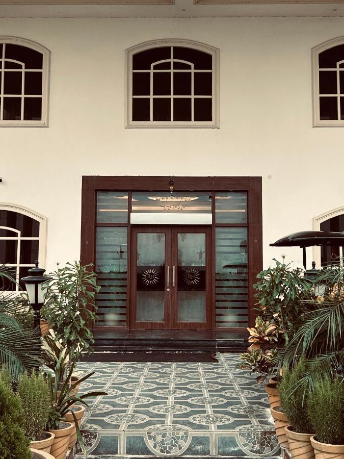 Royal Heritage Hotel & Resort Ayodhya Esterno foto