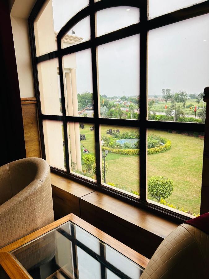 Royal Heritage Hotel & Resort Ayodhya Esterno foto